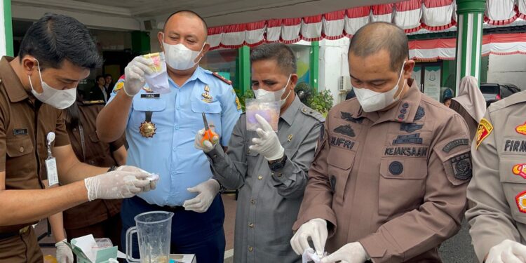 Wujud Sinergitas Kalapas Binjai Hadiri Pemusnahan Barang Bukti di Kejari Binjai 