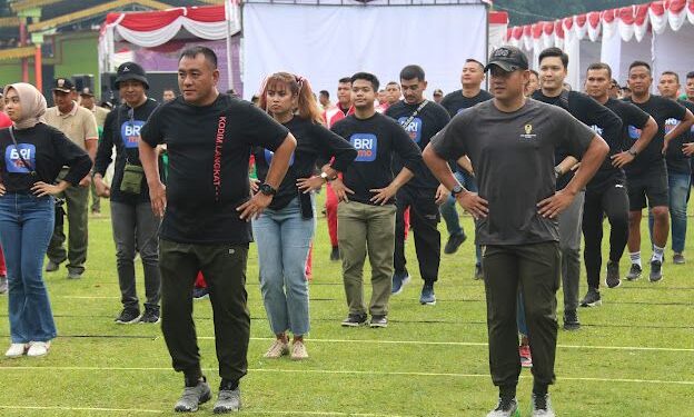 Menyambut HUT RI Ke-78, Yonif Raider 100/PS Bersama TNI Polri dan Unsur Forkopimda Gelar Olahraga Bersama