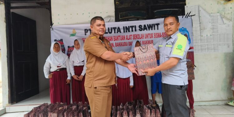 PT. PIS serahkan CSR Bantuan Alat Tulis Siswa/i SD 167 Paket Untuk Anak-Anak Masyarakat 