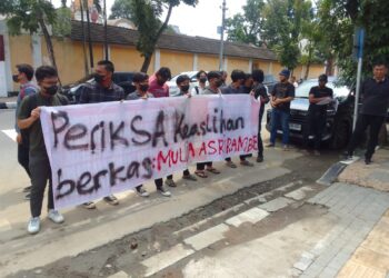 Massa Mahasiswa Gelar Aksi Damai Minta KPU Medan Batalkan Berkas Bacaleg Bayek