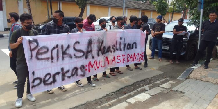Massa Mahasiswa Gelar Aksi Damai Minta KPU Medan Batalkan Berkas Bacaleg Bayek
