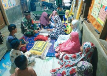 Tanamkan Akhlak Sejak Dini, Babinsa Ajarkan Mengaji Kepada Anak-Anak Desa Timbang Lawan Kec Bahorok