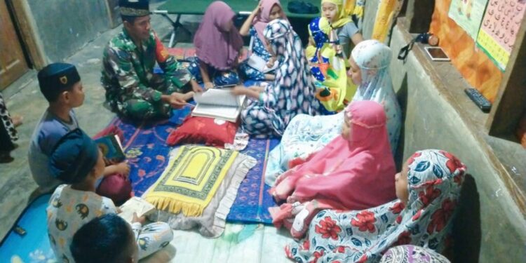 Tanamkan Akhlak Sejak Dini, Babinsa Ajarkan Mengaji Kepada Anak-Anak Desa Timbang Lawan Kec Bahorok