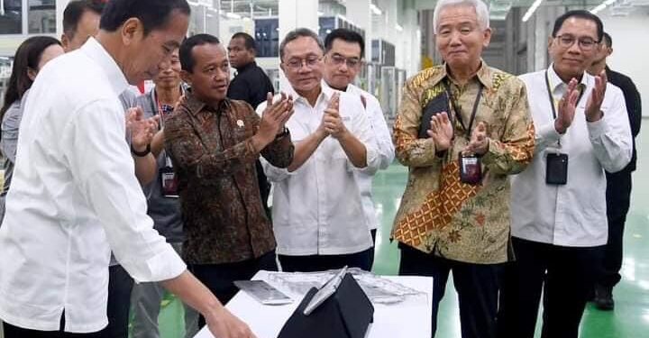 Presiden Jokowi Tinjau Pabrik Baterai Mobil Listrik di Karawang