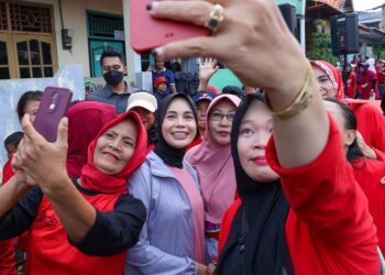 Atikoh Ganjar Blusukan di Kemayoran, Bikin Warga Heboh Ikut Senam Bareng