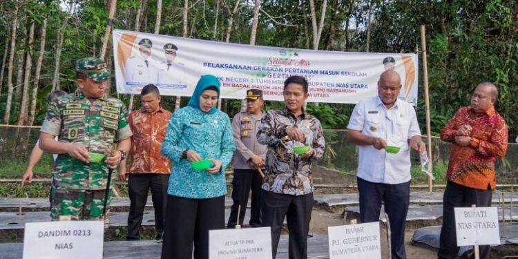 Dukung Gertanimas, Pj Gubernur Sumut Tanam Jagung di SMKN 2 Tuhemberua