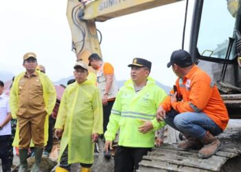 Kapolda Sumut Salurkan Bantuan dan Pastikan Pencarian Korban Longsor di Humbahas