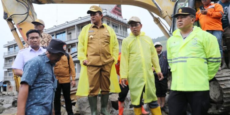 Pj Gubernur Sumut Tinjau Korban Banjir Bandang di Humbahas