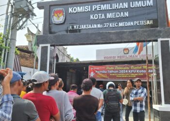 Seratusan Mahasiswa Masyarakat Aksi Damai Di KPU dan Bawaslu Medan Tuntut Penindakan Oknum PPK – Caleg Dapil 5 Terindikasi Curang