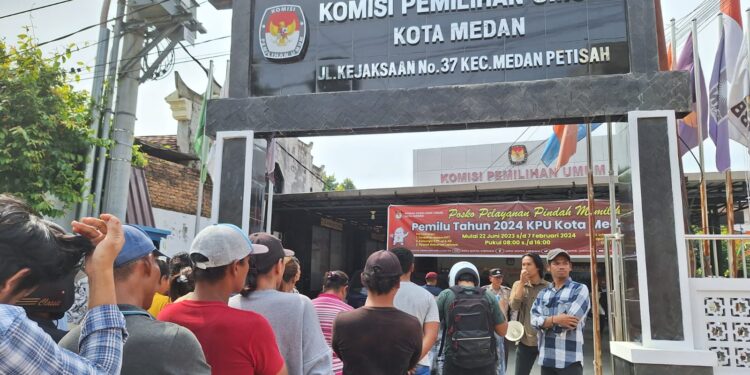 Seratusan Mahasiswa Masyarakat Aksi Damai Di KPU dan Bawaslu Medan Tuntut Penindakan Oknum PPK – Caleg Dapil 5 Terindikasi Curang