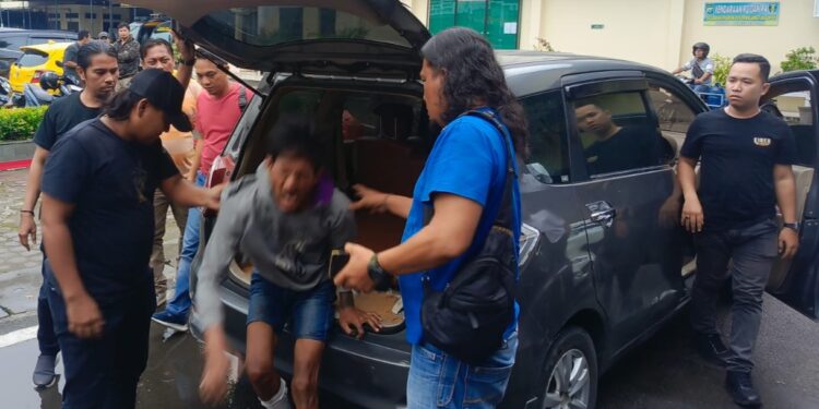 Polrestabes Medan Tembak Begal Sadis di Medan, Tangan Korban Dibacok Hingga Nyaris Putus