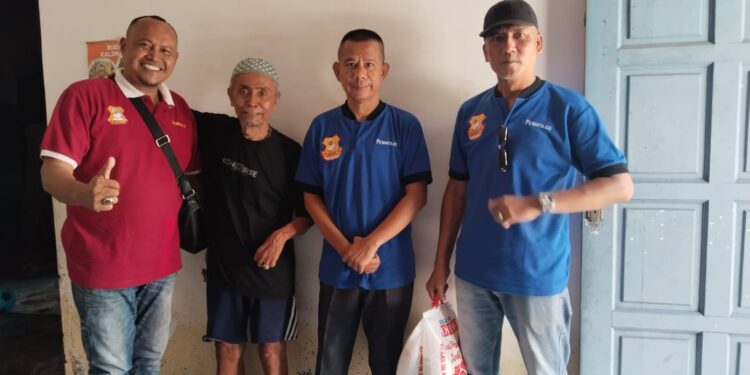 Jumat Berkah, Ketua Pewarta Berikan Bantuan kepada Wartawan Senior dan Istri Almarhum Fitriadi