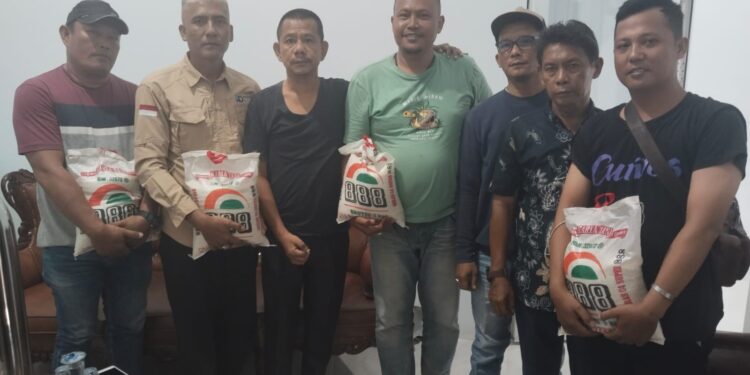 Jumat Berkah, Ketua Pewarta Chairum Lubis SH Berikan Bantuan Sembako Kepada Pengurus dan Anggota