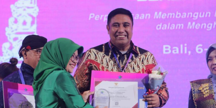 Chaidir Syam Raih Penghargaan Live Achievement dari Perpusnas RI