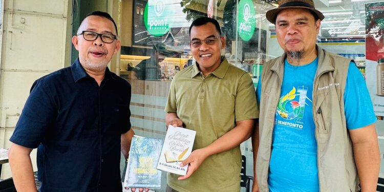 Di Hari Pahlawan, BAK Serahkan Buku Alimuddin ke Dandim 1425 Jeneponto