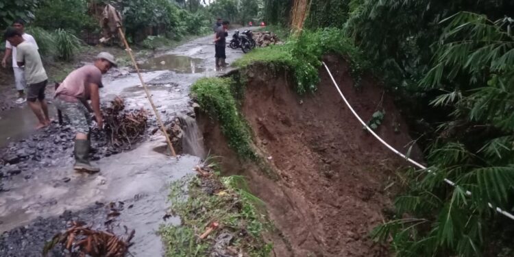 Ruas Jalan Provinsi Hampir Putus, Masyarakat Nagori Durian Banggal dan HIMAPRA Tuntut Pemerintah Segara Lakukan Penanganan