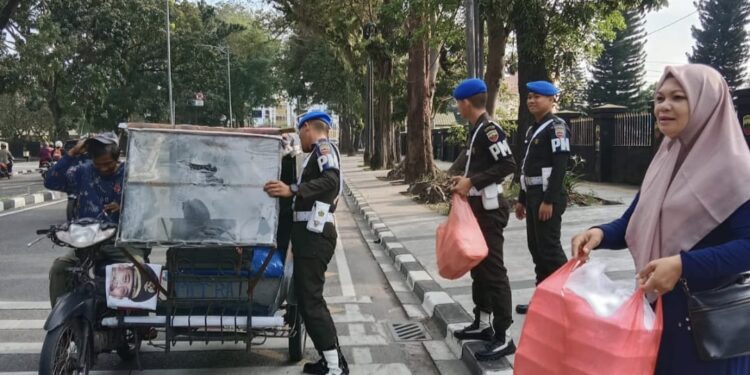Denpom I/5 Medan Berbagi Kebahagiaan di Jumat Berkah, Sapa Warga Dengan Kepedulian