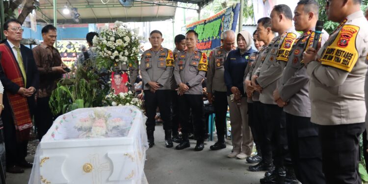 Kapolrestabes Medan Melayat ke Rumah Duka Orang Tua Kepala SPKT