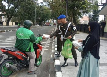 Awali Tahun Baru Dengan Berkah: Dandenpom I/5 Medan dan Ketua Persit KCK Bagikan Kebahagiaan