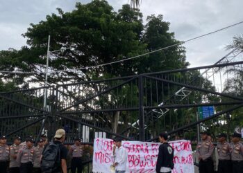 Mahasiswa Bersama Masyarakat Kabupaten Lebak Geruduk Kantor BBWSC 3 dan Pemprov Banten