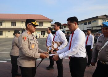 Pimpin Apel Pagi, Kapolrestabes Medan Beri Penghargaan Kepada 27 Personel Berprestasi