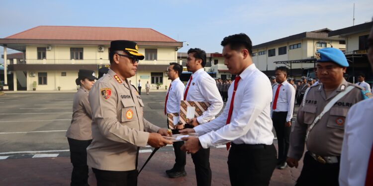 Pimpin Apel Pagi, Kapolrestabes Medan Beri Penghargaan Kepada 27 Personel Berprestasi