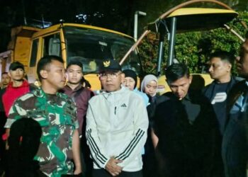 Tinjau Lokasi Banjir Bandang dan Longsor, Bupati Simalungun Langsung Turunkan Alat Berat dan Temui Korban Luka