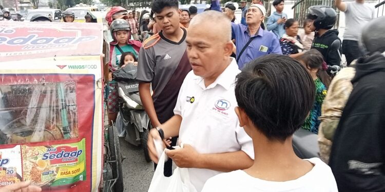 Dipimpin HA Nuar Erde, Wartawan di IMO Sumut Berbagi Berkah Ramadan Kepada Pengguna Jalan