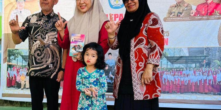 Hj. Melinda Aksa, Launching Gerakan Sayang Buku Makassar di Apel Pelepasan Siswi SDN Maccini Sombala I