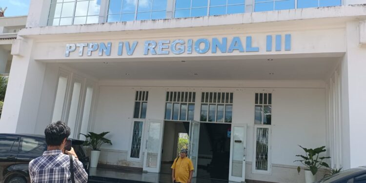 Abun, Irwan Apek dan Hendra Diduga Kuasai Proyek di PTPN IV Regional III