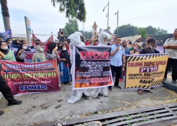 Ribuan Massa Geruduk Markas Polda Sumut, Desak Pemecatan Kompol DK