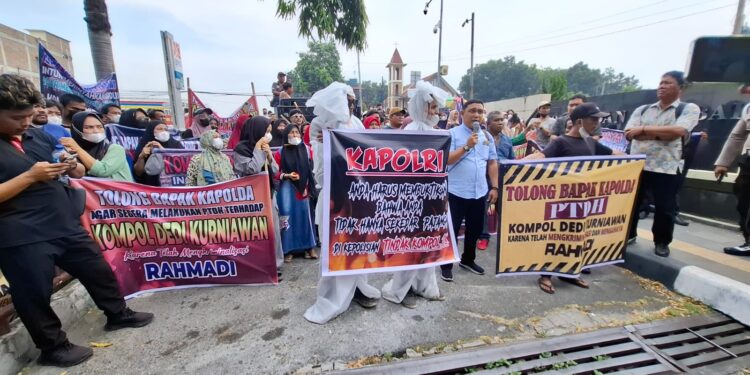 Ribuan Massa Geruduk Markas Polda Sumut, Desak Pemecatan Kompol DK