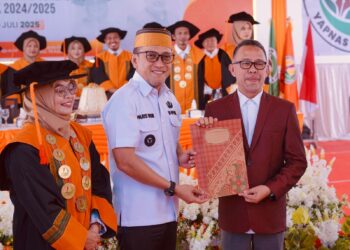 Paris Yasir, Serahkan Penghargaan Kepada Bachtiar Adnan Kusuma, Mentor Menulis Buku di Wisuda STAI YAPNAS