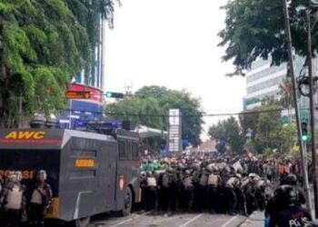 Bentrok Pecah di DPRD Sumut, Masa Lempari Polisi dengan Batu