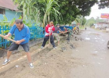 ‎Camat Raya Kahean Laksanakan Gotong Royong Bersama Forkopimca dan Masyarakat Kelurahan Sindar Raya