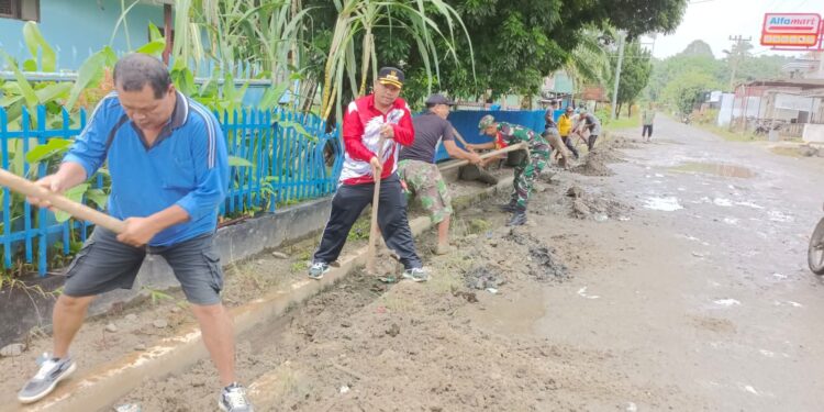 ‎Camat Raya Kahean Laksanakan Gotong Royong Bersama Forkopimca dan Masyarakat Kelurahan Sindar Raya