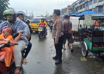 Antisipasi Kemacetan, Kanit Samapta Polsek Sunggal Lakukan Pengaturan Lalu Lintas di Pajak Kampung Lalang