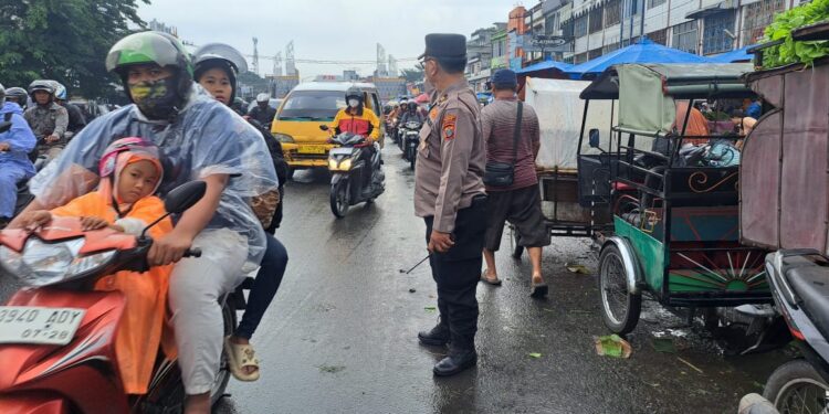Antisipasi Kemacetan, Kanit Samapta Polsek Sunggal Lakukan Pengaturan Lalu Lintas di Pajak Kampung Lalang