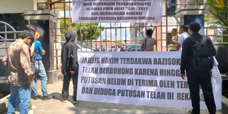 Pengadilan Tinggi Medan Didemo Massa Aksi Aliansi Masyarakat Mahasiswa Peduli Keadilan Tuntut Periksa Hakim Tipikor PN Medan