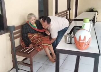 Polsek Perbaungan Gerak Cepat Respon Call Centre 110 Bantu Warga Lansia yang Alami Sesak Napas di Depan Kantor Polisi