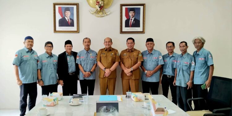 ‎Gubernur Sumatera Utara Muhammad Bobby Afif Nasution SE,.MM yang diwakili oleh Dr. Achmad Fadly Staf Ahli Gubernur Sumut menerima audiensi pengurus Dewan Pimpinan Wilayah Forum Bela Negara Republik Indonesia (DPW FBN RI) Provinsi Sumatera Utara yang dipimpin oleh M. Jamil Sipayung SH,.MH,.CCNP. Foto: Dok. IndoPos86.com.