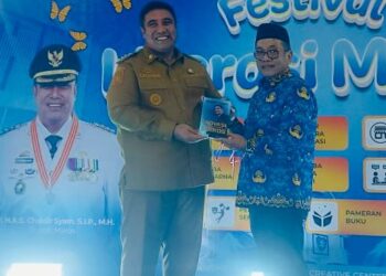 Chaidir Syam Persembahkan Buku, Hj. Vivi Chaidir Terima Penghargaan di Festival Literasi Maros