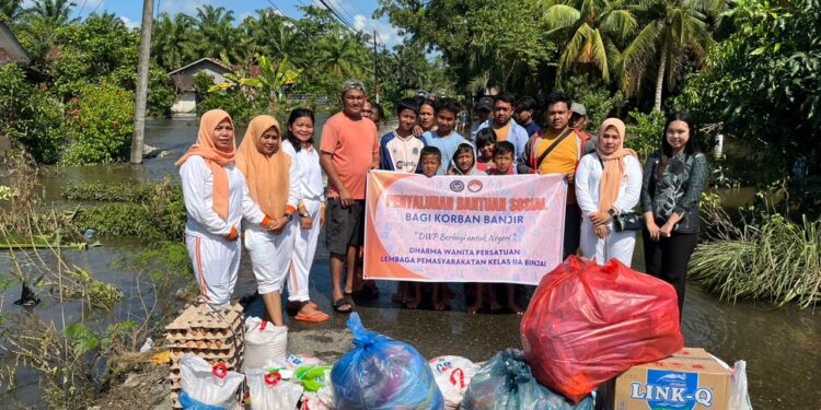 Keluarga Besar Dharma Wanita Persatuan Lapas Kelas IIA Binjai melakukan Penyaluran Bantuan Sosial Bagi Korban Banjir