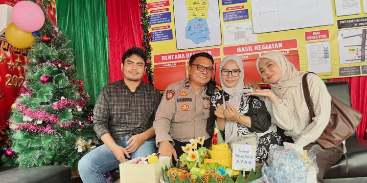 Momen Haru di Pos Pam RCW Medan, Iptu Nizar Nasution Dapat Kejutan Ulang Tahun Dari Keluarga
