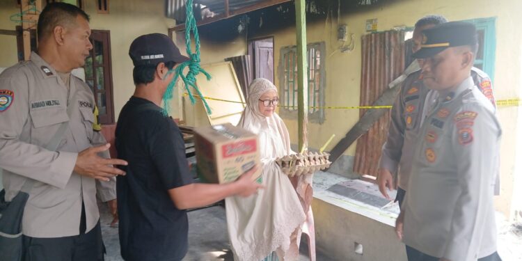 Atensi AKBP Jhon Sitepu, SIK, MH, Kapolsek Perbaungan Salurkan Bansos Ramadan untuk Korban Kebakaran di Sergai
