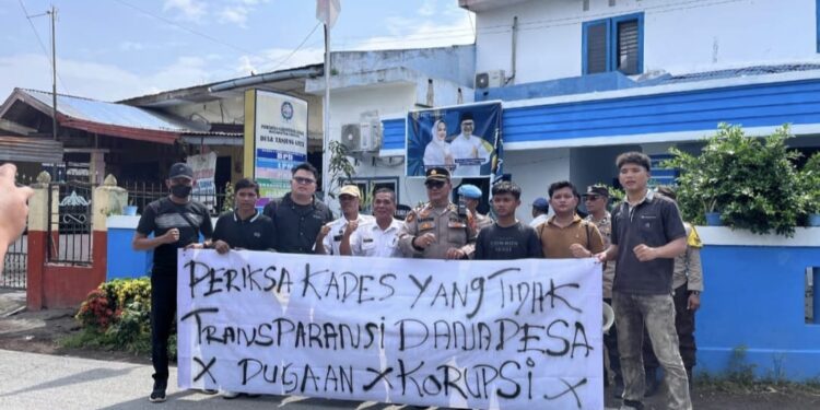 Dugaan Korupsi Dana Desa Memanas, Massa Geruduk Kantor Desa Tanjung Gusta