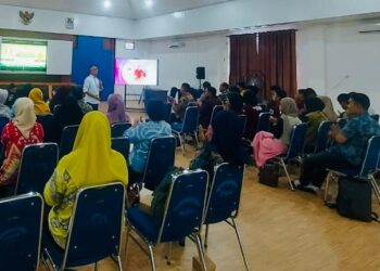 Bachtiar Adnan Kusuma memberi penguatan insight peserta Bimtek Literasi Informasi Dinas Perpustakaan Maros. Foto: Istimewa/IndoPos86.net.