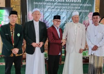 Kepala Madrasah Iddadiyah Prof (HC) Dr. Muhammad Agus bersama Pimpinan Ponpes DDI Mangkoso Prof. Dr. K.H. Muhammad Faried Wadjedy, M.A dan Tokoh Literasi Bachtiar Adnan Kusuma. Foto: Istimewa/IndoPos86.net.