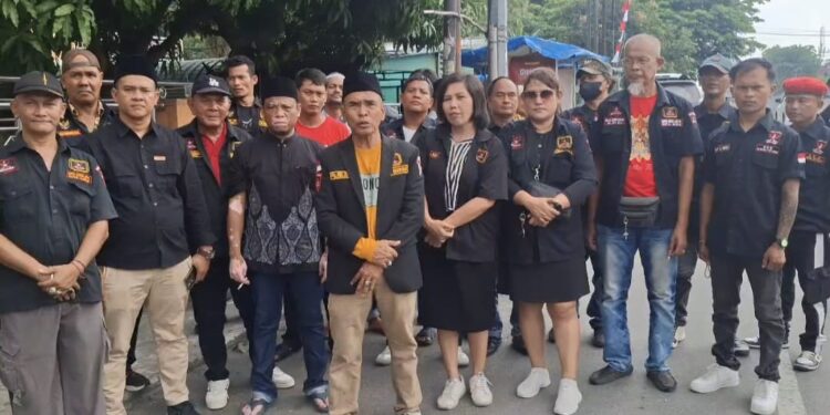 Tebar Kepedulian di Jumat Berkah, DPC GRIB Jaya Medan Bersama PAC GRIB Jaya Medan Petisah Bagikan 500 Nasi Kotak kepada Masyarakat