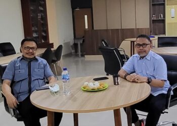 Bachtiar Adnan Kusuma bersama Dr. H. Alimuddin, S.H.M.H.M.Kn Tokoh Pendidikan Sulawesi Selatan dan Sekjend PP KK. Foto: Istimewa/IndoPos86.net.